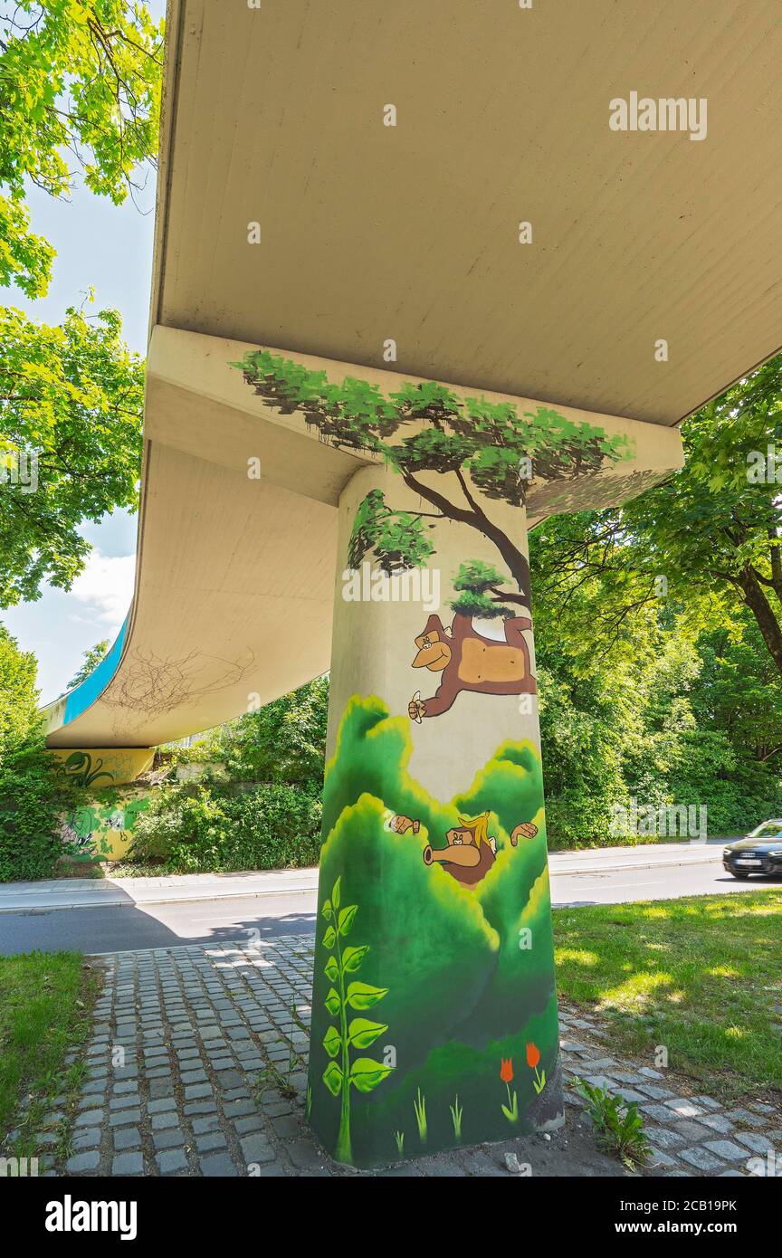 Graffiti unter Brücke mit Affe und Banane, Neuperlach, München, Oberbayern, Bayern, Deutschland Stockfoto