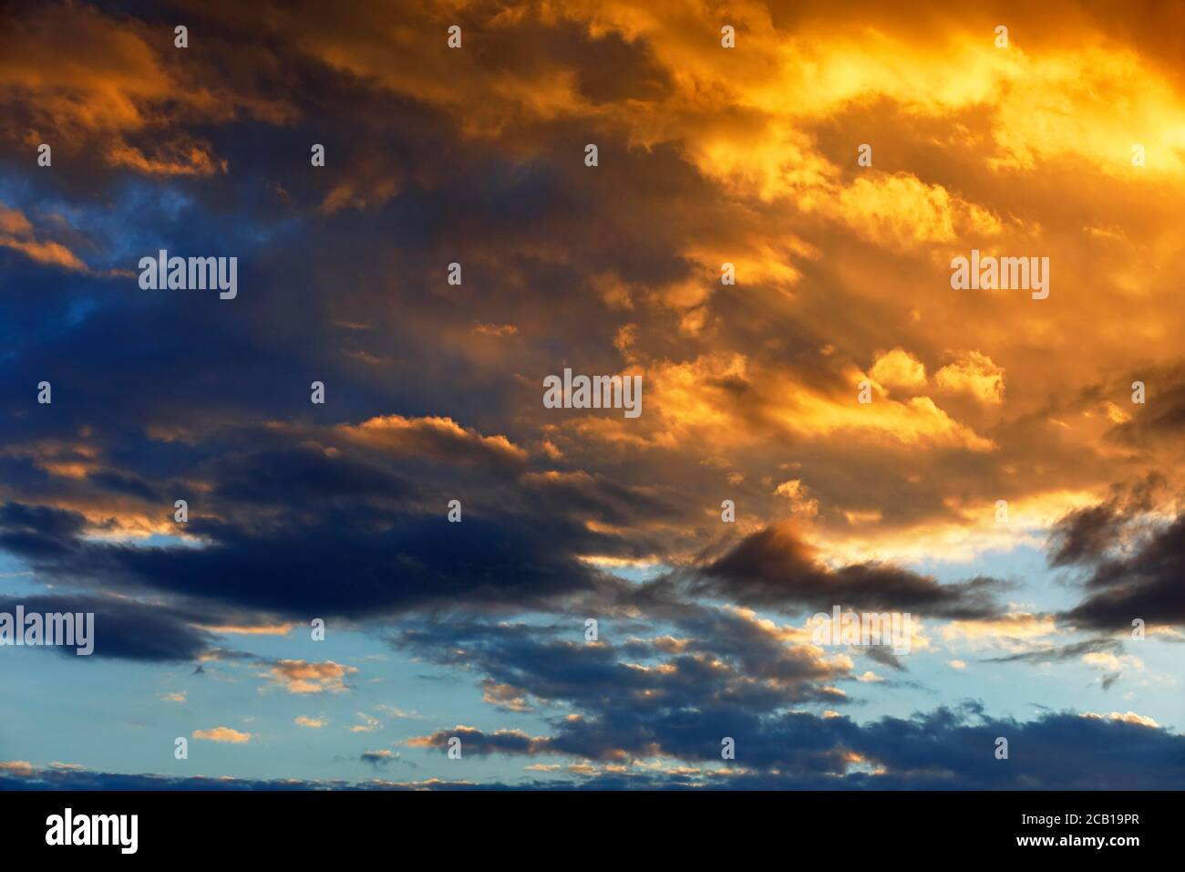 Dramatischer Wolkenhimmel bei Sonnenuntergang, Schleswig-Holstein, Deutschland Stockfoto