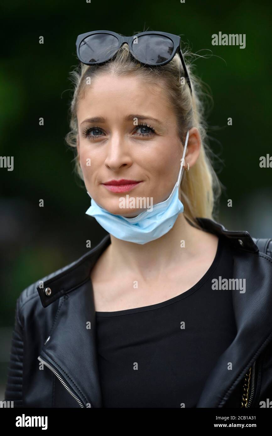 Frau mit Gesichtsmaske unter dem Kinn, Portrait, Corona Crisis, Deutschland Stockfoto