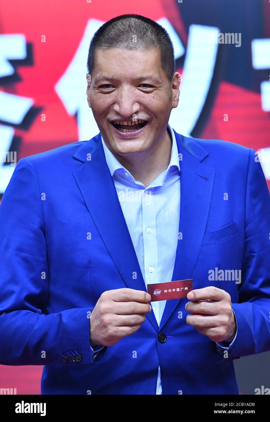 Qingdao. August 2020. Der renommierte chinesische Basketballspieler Menk Bateer überreicht am 2020 10. August 2020 in Qingdao in der ostchinesischen Provinz Shandong einen Unentschieden-Slip mit dem Namen Guangzhou Loong Lions. Shanghai Sharks gewann den ersten Pick, Guangzhou Loong Lions und Tianjin Pioneers den zweiten und dritten Pick. Quelle: Zhu Zheng/Xinhua/Alamy Live News Stockfoto