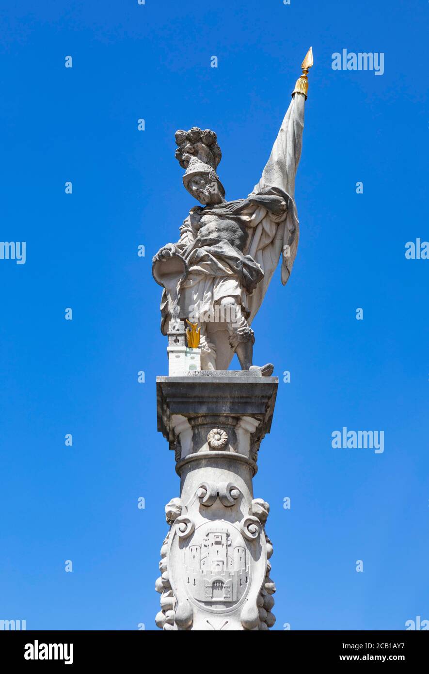 Statue von Floriani, Floriani-Brunnen auf dem Alten Marktplatz, Salzburg, Österreich Stockfoto