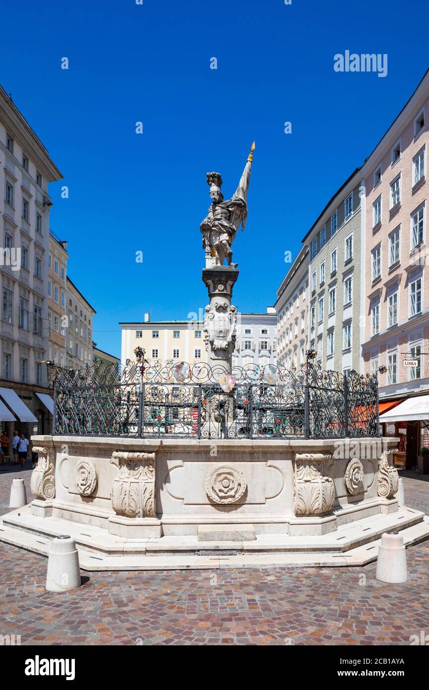 Floriani-Brunnen auf dem Alten Marktplatz, Salzburg, Österreich Stockfoto
