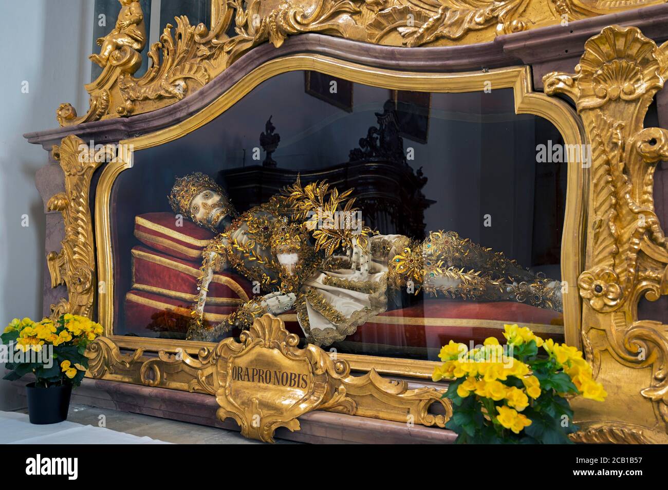 Dekoriertes Skelett einer heiligen, katholischen Stadtpfarrkirche Mariä Himmelfahrt, Schongau, Oberbayern, Bayern, Deutschland Stockfoto