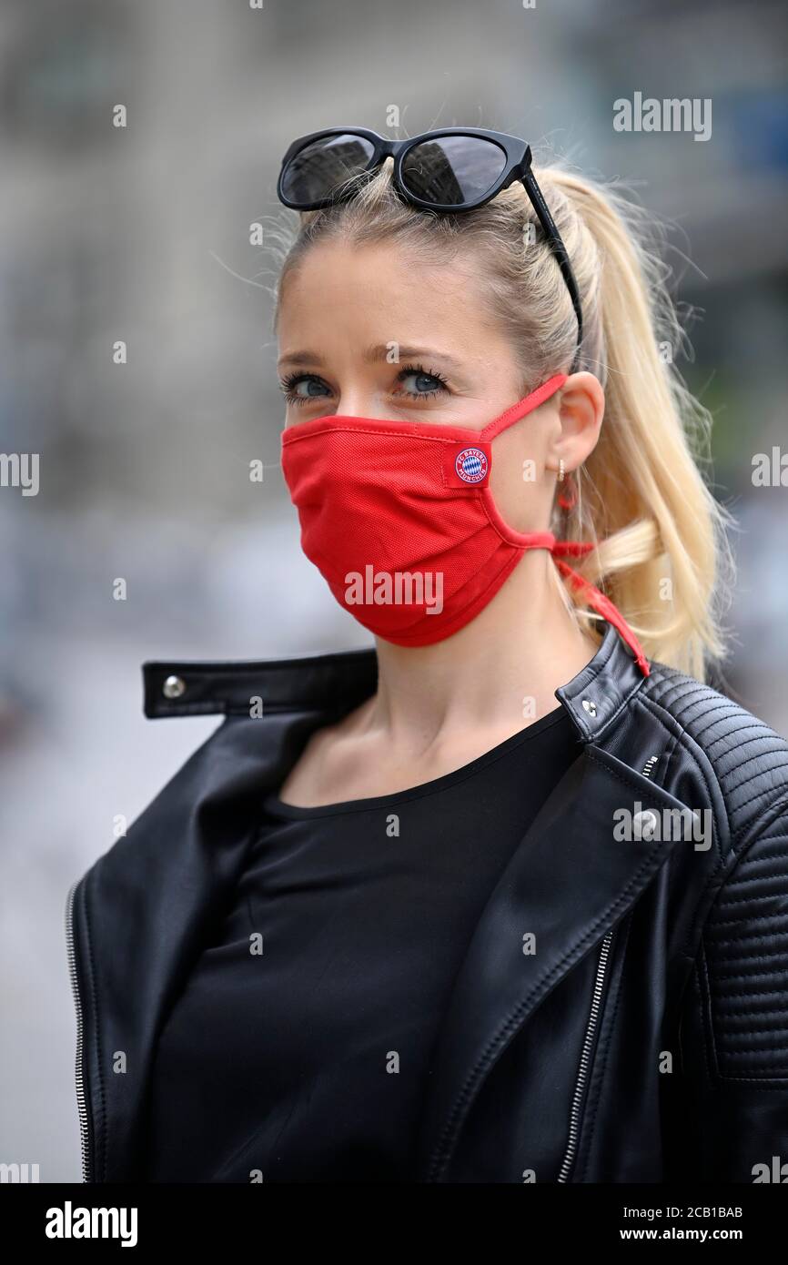 Bayern Fan, Frau mit FC Bayern München Gesichtsmaske, rot, Portrait, Corona Crisis, Deutschland Stockfoto