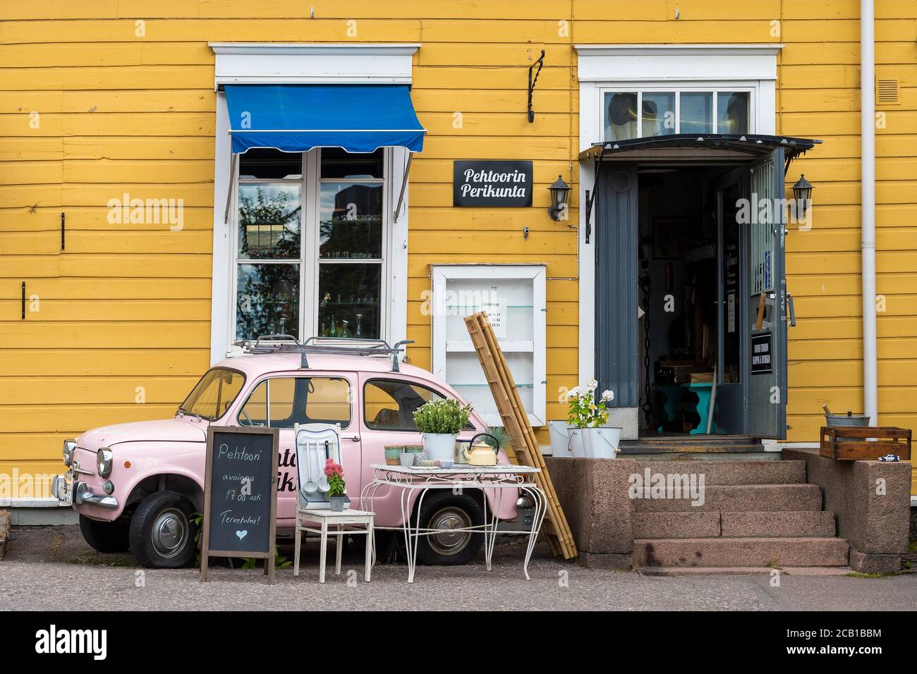 Pink Fiat 500 vor Antiquitätengeschäft, Borga, Porvoo, Finnland Stockfoto
