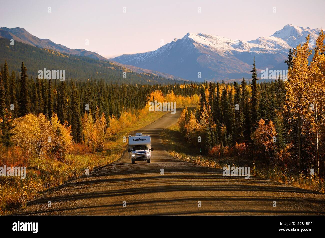 Mit dem Camper auf dem Dempster Highway in den Tombstone Mountains, Yukon Territory, Kanada Stockfoto