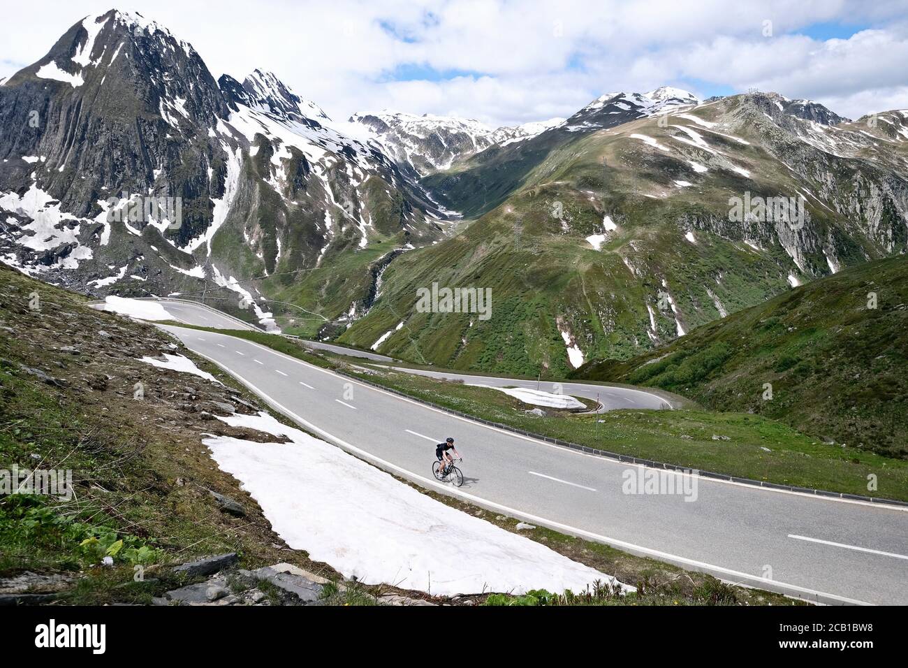 Rennradfahrer auf dem Nufenenpass in den Schweizer Alpen, der die Kantone Wallis und Tessin, Schweiz, verbindet Stockfoto