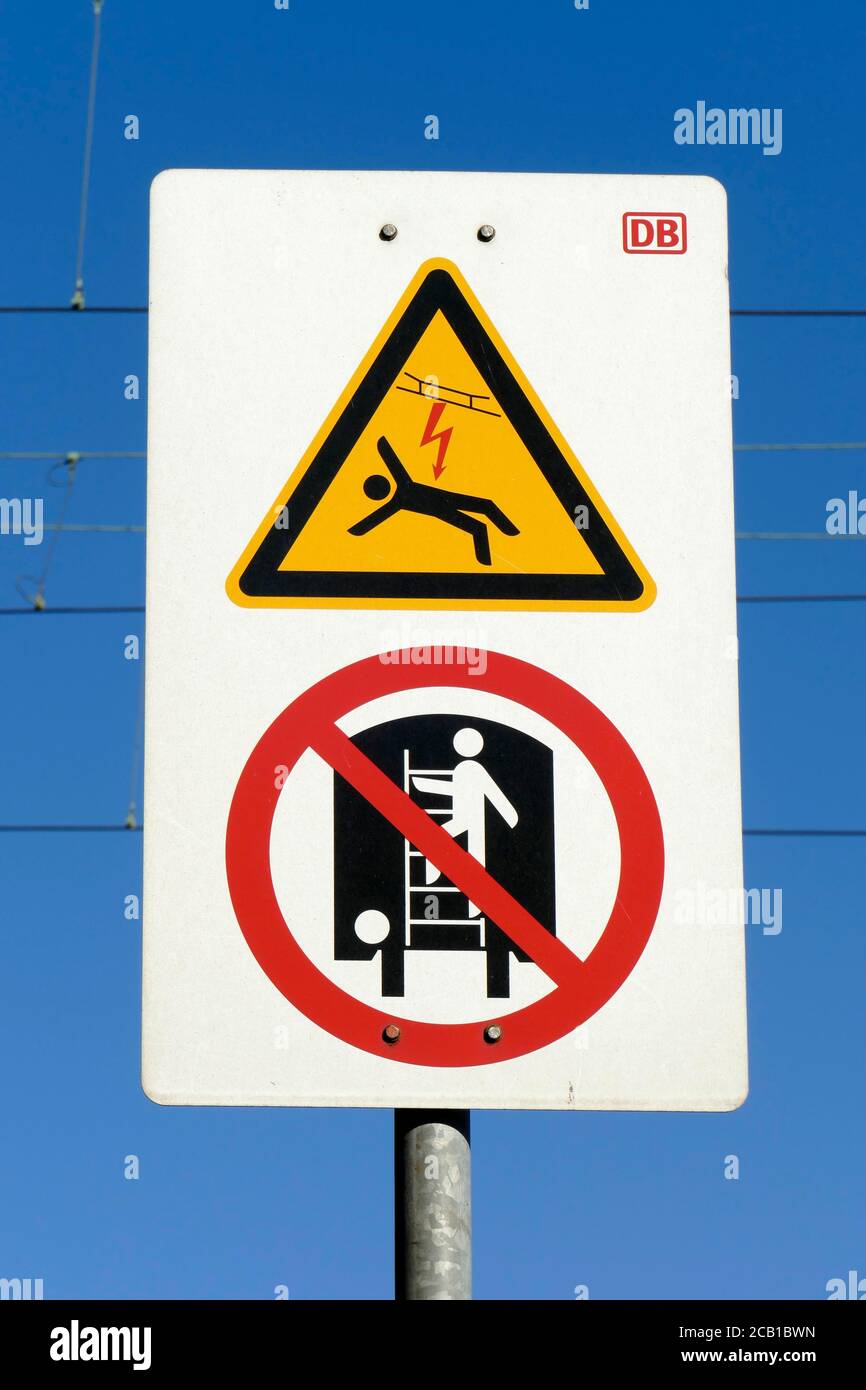 Schild lebensbedrohliche Gefahr Kontaktdraht, Stromschlag, Klettern auf Eisenbahnwaggons verboten bei einer Eisenbahnanlage, Deutschland Stockfoto