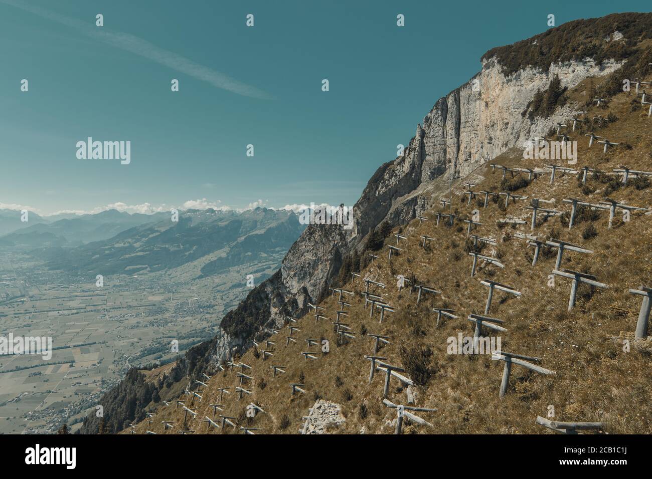 Schützende Holzstative gegen Lawinen in den Appenzeller alpen Stockfoto