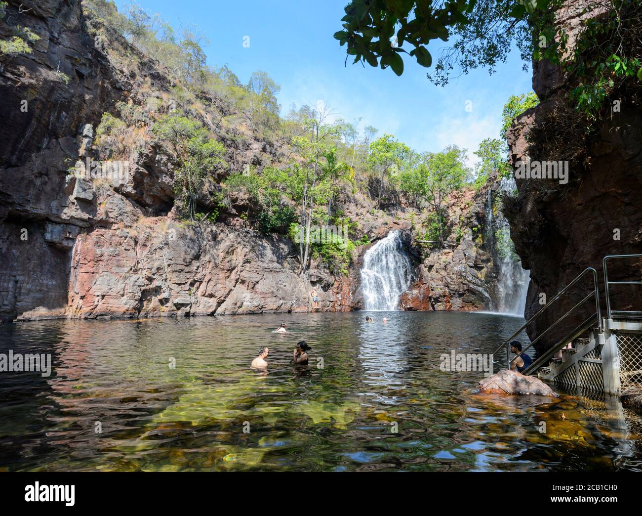 Touristen schwimmen in einem Tauchbecken an den Florence Falls, Litchfield National Park, in der Nähe von Darwin, Northern Territory, NT, Australien Stockfoto