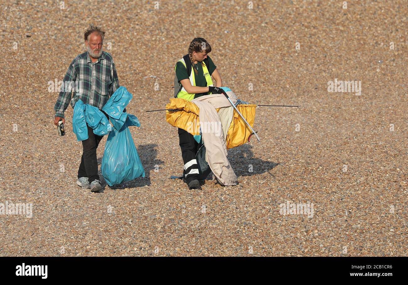 Brighton, Großbritannien. August 2020. Strandputzer arbeiten heute Morgen am Brighton Seafront nach einem geschäftigen Wochenende an der Südküste. Kredit: James Boardman/Alamy Live Nachrichten Stockfoto