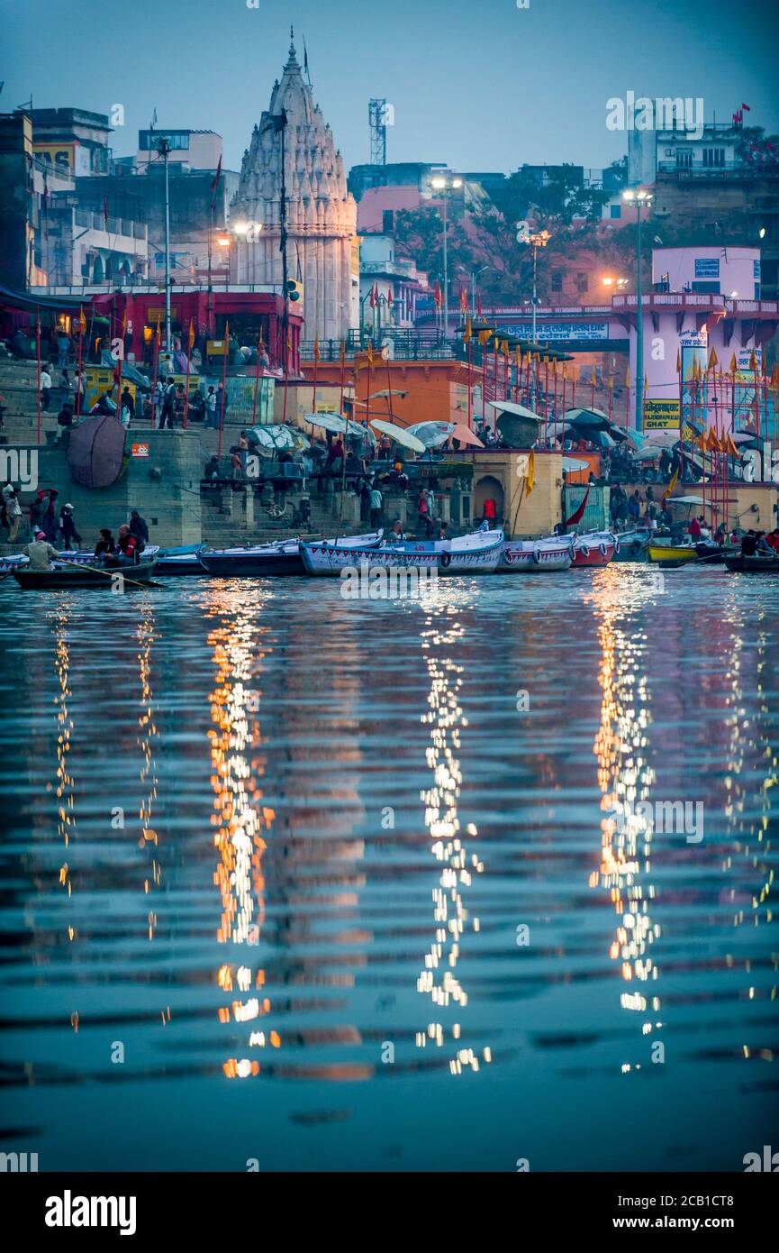 Ghat am Ufer von Ganga. Varanasi, Uttar Pradesh, Indien, Asien, Asien, Südasien. Stockfoto