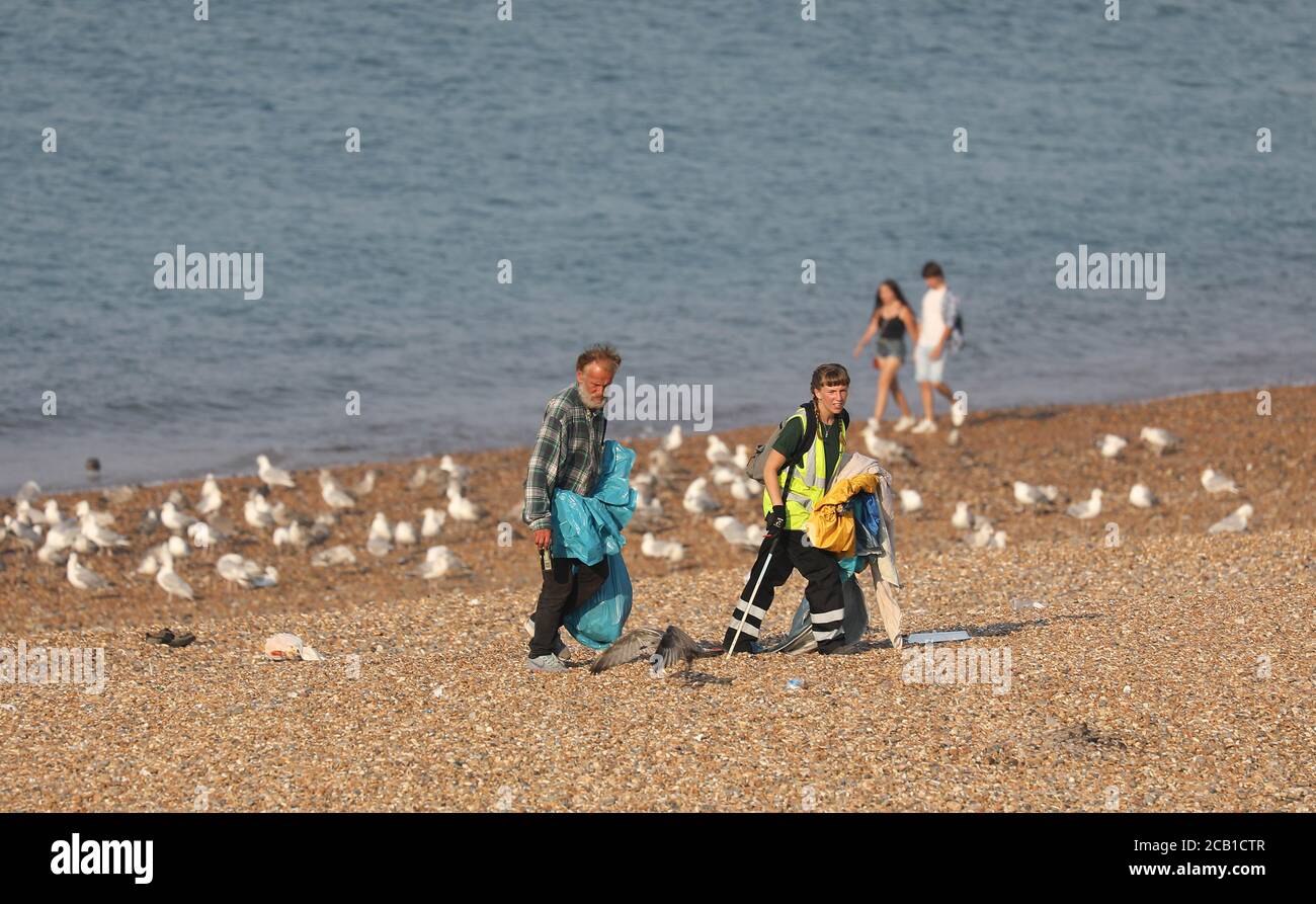 Brighton, Großbritannien. August 2020. Strandputzer arbeiten heute Morgen am Brighton Seafront nach einem geschäftigen Wochenende an der Südküste. Kredit: James Boardman/Alamy Live Nachrichten Stockfoto