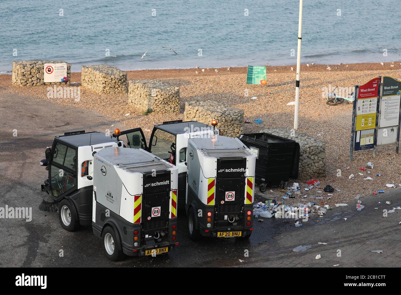 Brighton, Großbritannien. August 2020. Strandputzer arbeiten heute Morgen am Brighton Seafront nach einem geschäftigen Wochenende an der Südküste. Kredit: James Boardman/Alamy Live Nachrichten Stockfoto