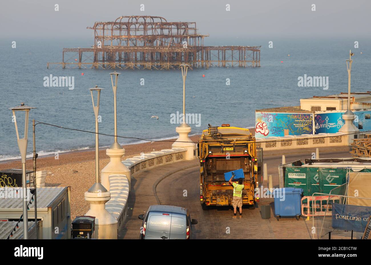 Brighton, Großbritannien. August 2020. Strandputzer arbeiten heute Morgen am Brighton Seafront nach einem geschäftigen Wochenende an der Südküste. Kredit: James Boardman/Alamy Live Nachrichten Stockfoto