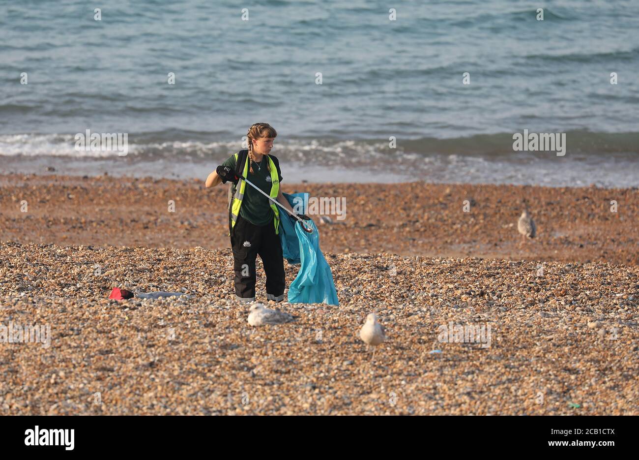 Brighton, Großbritannien. August 2020. Strandputzer arbeiten heute Morgen am Brighton Seafront nach einem geschäftigen Wochenende an der Südküste. Kredit: James Boardman/Alamy Live Nachrichten Stockfoto