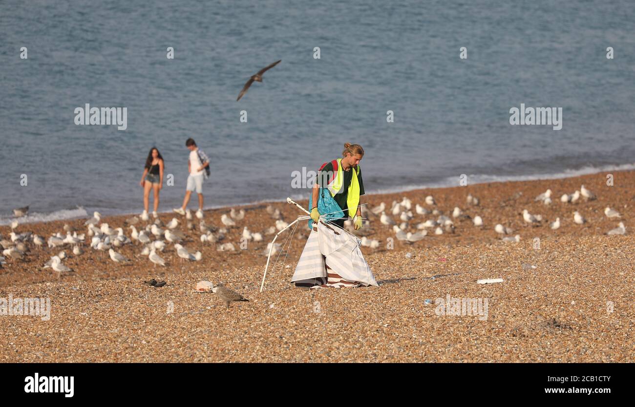 Brighton, Großbritannien. August 2020. Strandputzer arbeiten heute Morgen am Brighton Seafront nach einem geschäftigen Wochenende an der Südküste. Kredit: James Boardman/Alamy Live Nachrichten Stockfoto