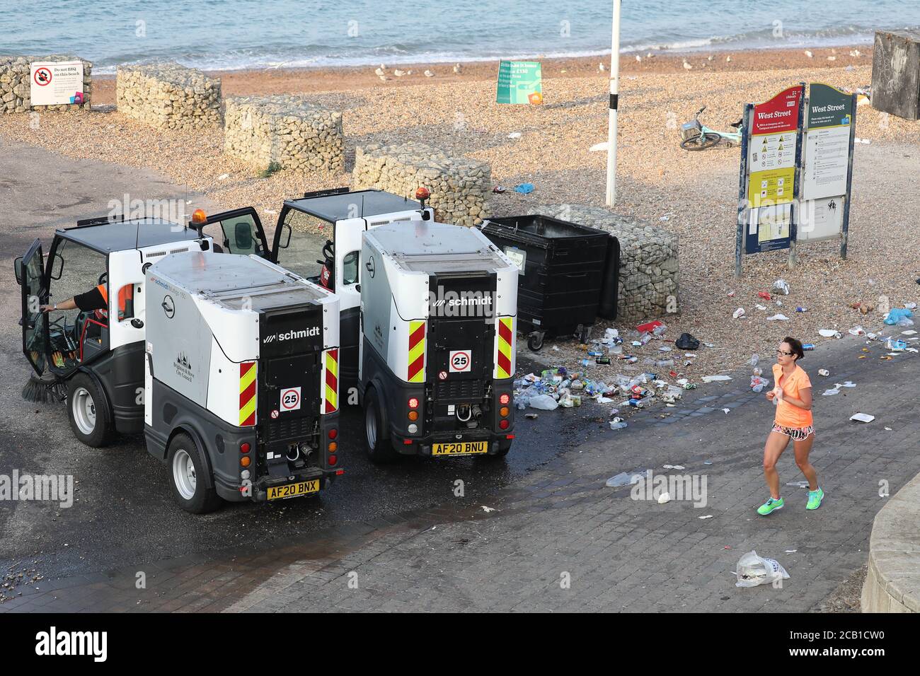 Brighton, Großbritannien. August 2020. Strandputzer arbeiten heute Morgen am Brighton Seafront nach einem geschäftigen Wochenende an der Südküste. Kredit: James Boardman/Alamy Live Nachrichten Stockfoto