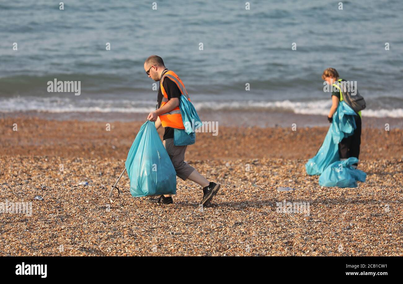 Brighton, Großbritannien. August 2020. Strandputzer arbeiten heute Morgen am Brighton Seafront nach einem geschäftigen Wochenende an der Südküste. Kredit: James Boardman/Alamy Live Nachrichten Stockfoto
