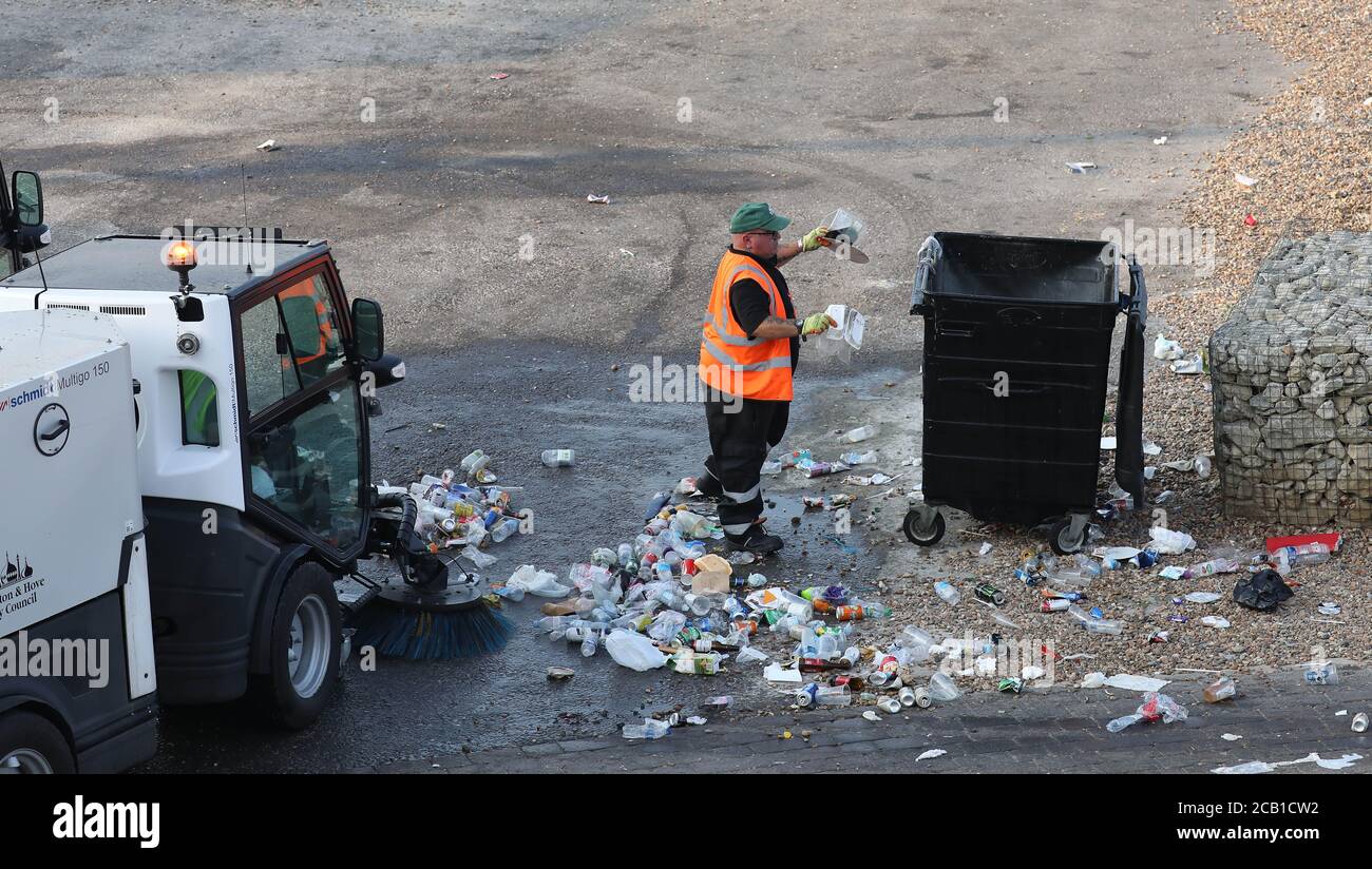 Brighton, Großbritannien. August 2020. Strandputzer arbeiten heute Morgen am Brighton Seafront nach einem geschäftigen Wochenende an der Südküste. Kredit: James Boardman/Alamy Live Nachrichten Stockfoto
