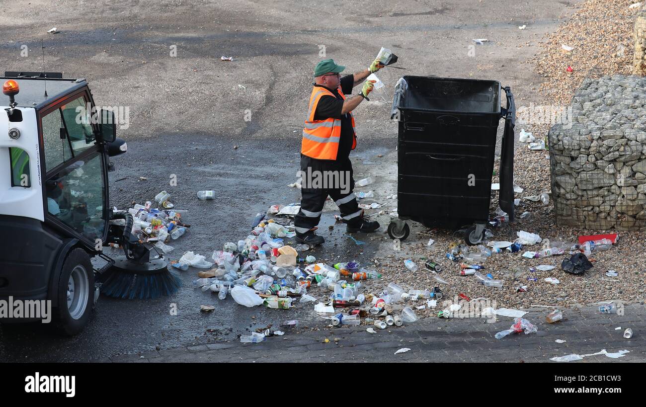 Brighton, Großbritannien. August 2020. Strandputzer arbeiten heute Morgen am Brighton Seafront nach einem geschäftigen Wochenende an der Südküste. Kredit: James Boardman/Alamy Live Nachrichten Stockfoto