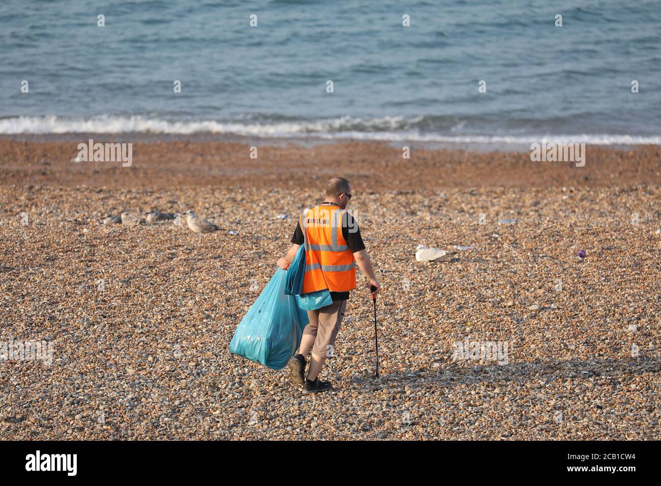 Brighton, Großbritannien. August 2020. Strandputzer arbeiten heute Morgen am Brighton Seafront nach einem geschäftigen Wochenende an der Südküste. Kredit: James Boardman/Alamy Live Nachrichten Stockfoto