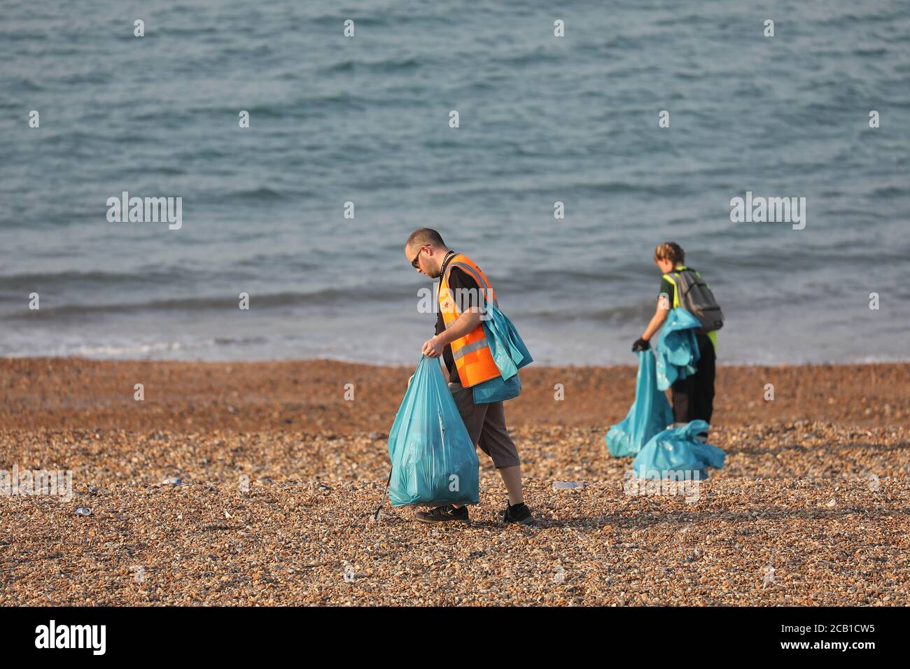 Brighton, Großbritannien. August 2020. Strandputzer arbeiten heute Morgen am Brighton Seafront nach einem geschäftigen Wochenende an der Südküste. Kredit: James Boardman/Alamy Live Nachrichten Stockfoto