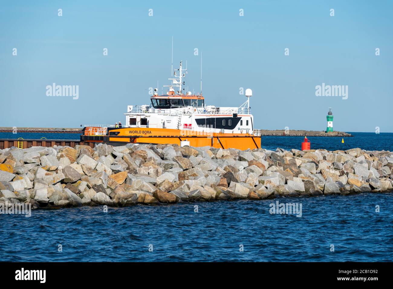 Sassnitz Mukran, Deutschland. August 2020. Der Offshore-Lieferant 'World Bora' betritt den Hafen. Ein kleiner Leuchtturm, ein achteckiger und 14 Meter hoher Betonturm, wurde 1995 auf dem Kopf der Hafenmole am Hafeneingang errichtet. Quelle: Stephan Schulz/dpa-Zentralbild/ZB/dpa/Alamy Live News Stockfoto