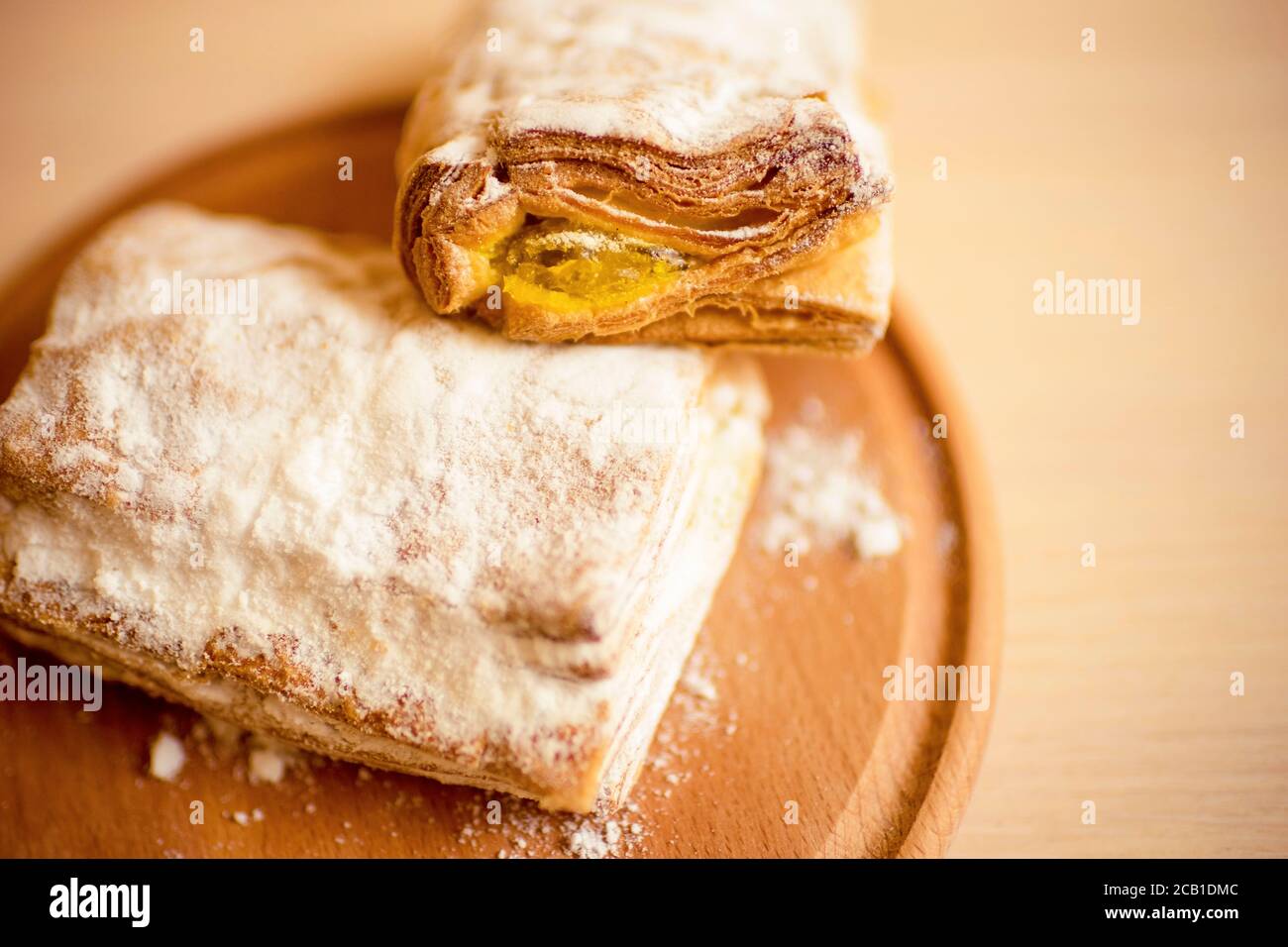 Brötchen mit Ananasmarmelade in einem Holzbrett auf dem Tisch. Stockfoto
