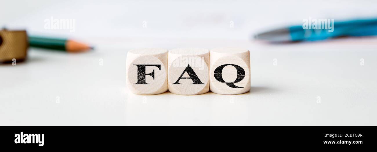 Kopfzeile, Würfel mit Buchstaben, Wort FAQ, häufig gestellte Fragen, weißer Hintergrund mit Stiften Stockfoto