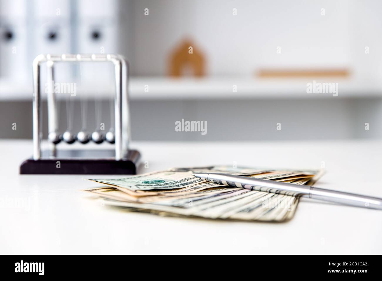 Büroarbeitsplatz und US-Dollar auf einem weißen Tisch, Währung und Arbeitsplatz Stockfoto