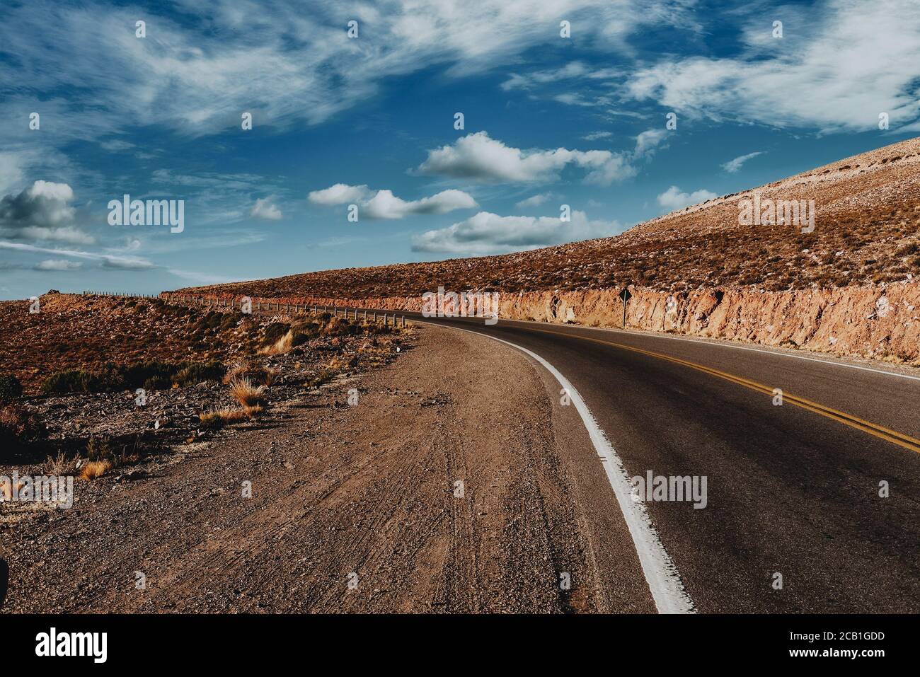 Filmische Straßenlandschaft. Humahuaca Tal, Altiplano, Argentinien. Neblige Straße. Stockfoto
