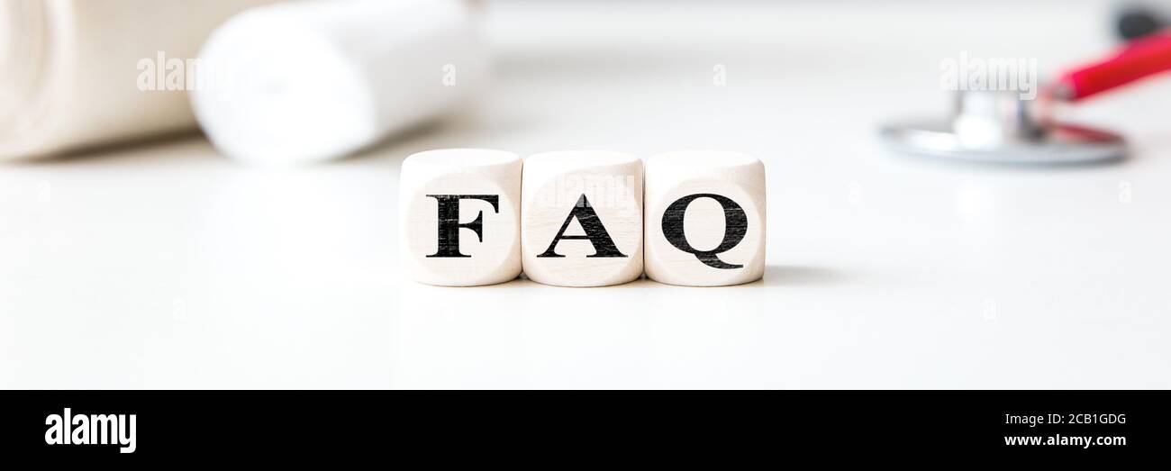 Kopfzeile, Würfel mit Wort FAQ und medizinischen Büro Hintergrund, häufig gestellte Fragen Stockfoto