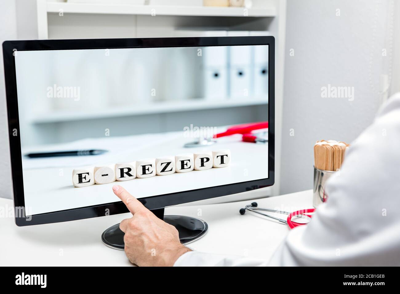 Arzt in der Praxis Berührungsmonitor, Wort e-rezept auf Würfel, deutsch elektronisches rezept, was elektronische oder digitale Rezeptur bedeutet Stockfoto