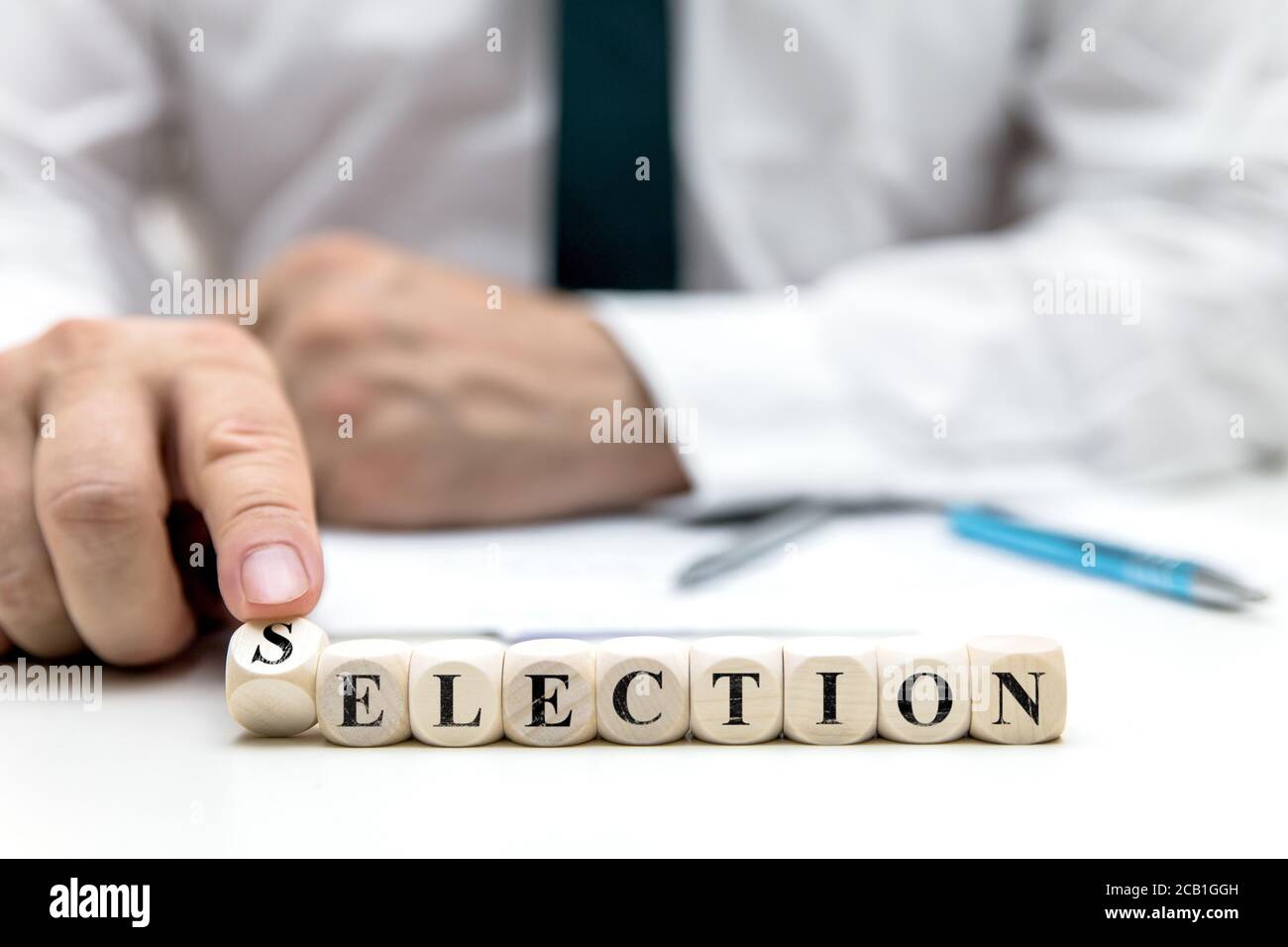 Geschäftsmann oder Wahlhelfer ändert das Wort Wahl zu Auswahl, Konzeptwahl in den usa Stockfoto