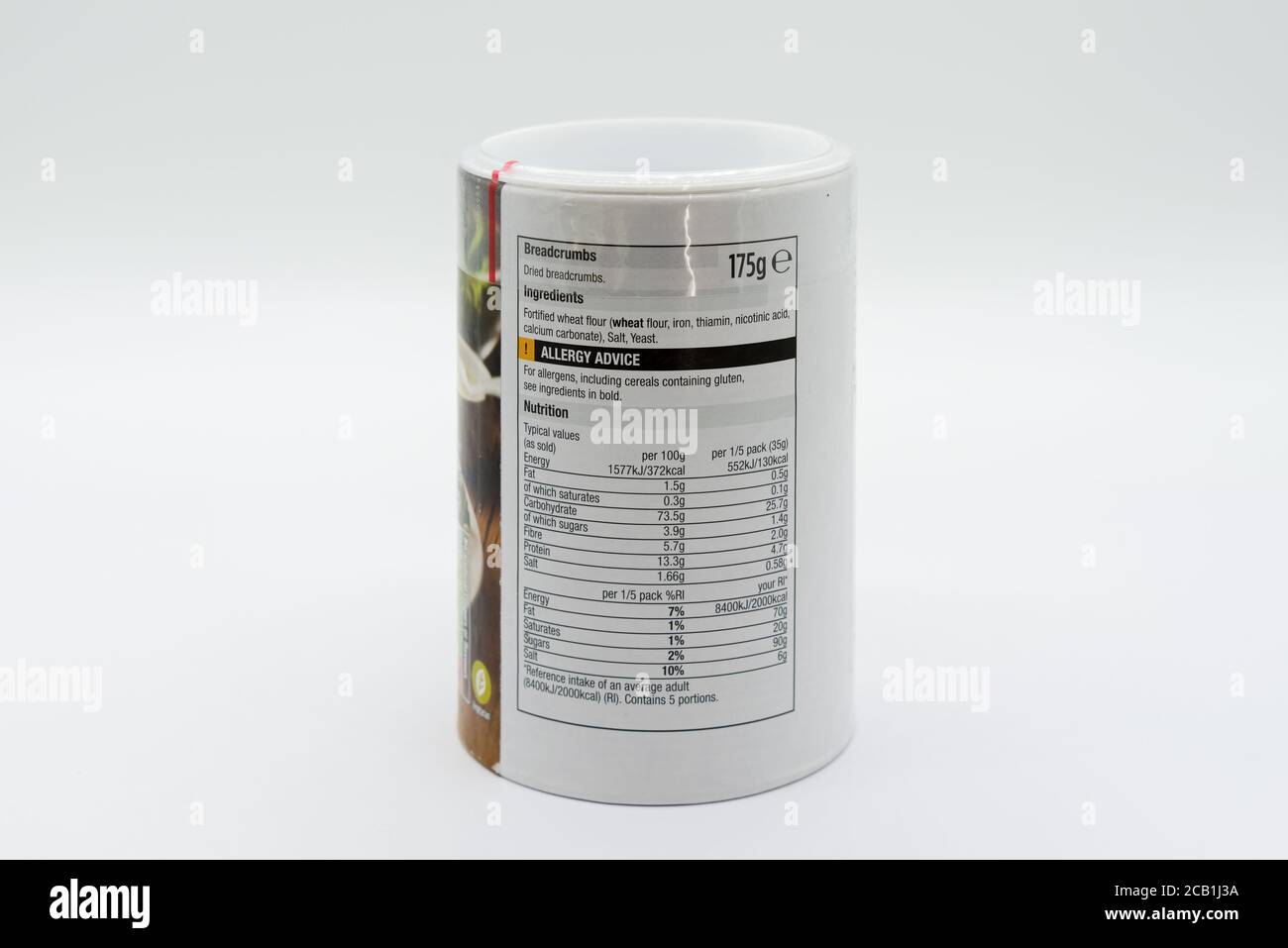 Irvine, Schottland, UK - 08. März 2020: Morrisons gebänderte Breadcrumbs in recycelbarer Kartonwanne und Kunststoffdeckel. Beschriftung mit Informationen und Symbiose Stockfoto