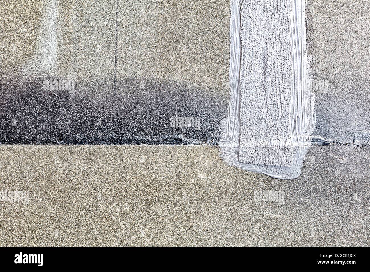 Bitumen Filz oder Tarboard und Teer Papier auf dem Boden, Arbeitsfortschritt mit Liner Material, Feuchtigkeitsbarriere, Details Stockfoto