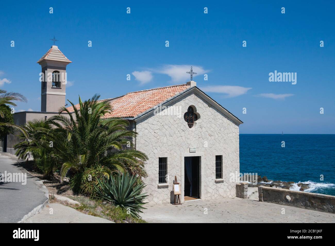 Blick auf die Kirche von Sant'Ampelio am Mittelmeer in Bordighera, Ligurien, Italien Stockfoto