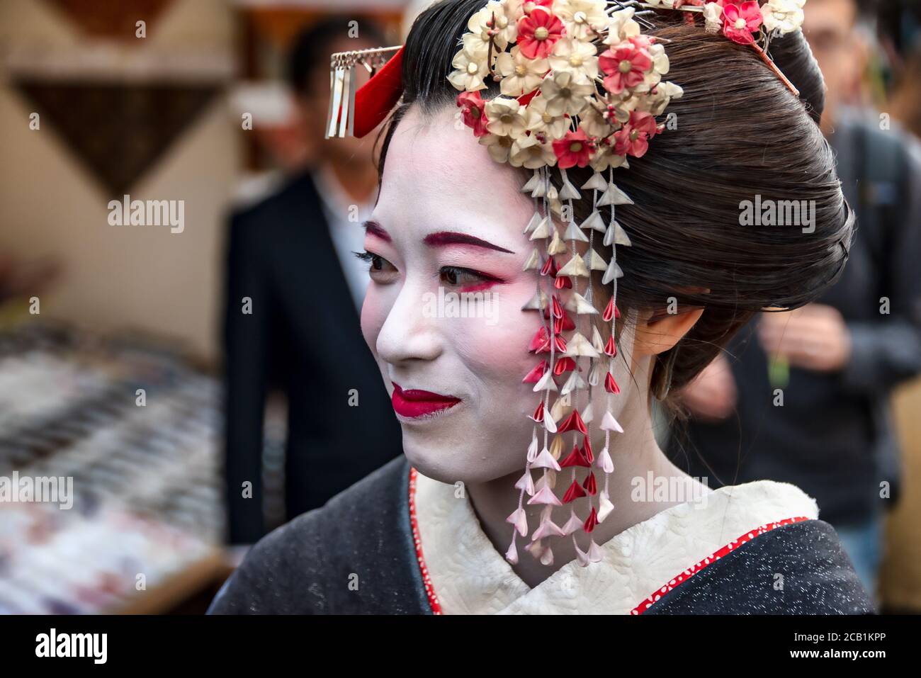 Schöne junge Frau in Geisha-Kleidung, Gion, Kyoto, Japan Stockfoto