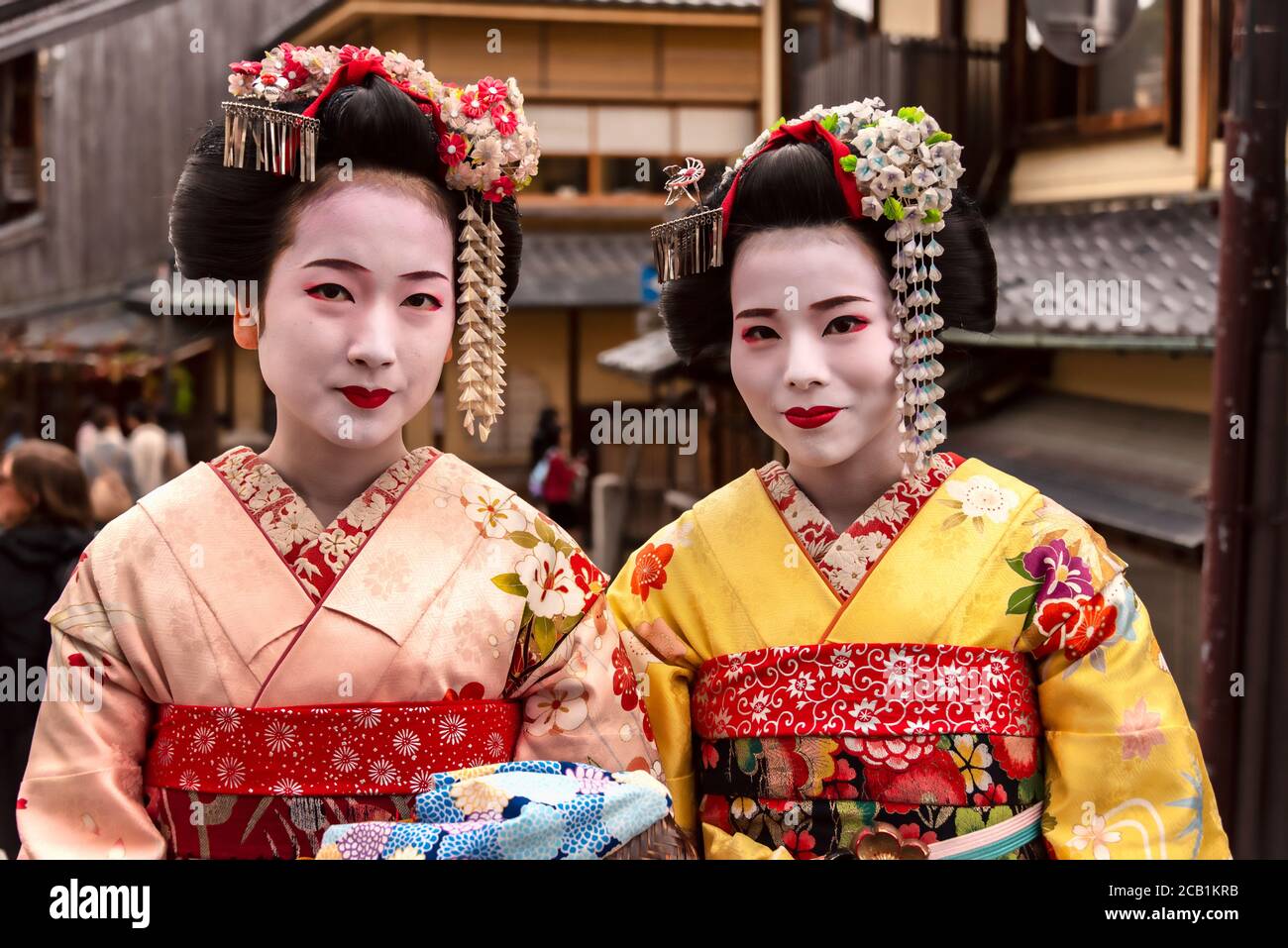 Porträt von Geisha und dem jungen Maiko in Kyoto, Japan Stockfoto