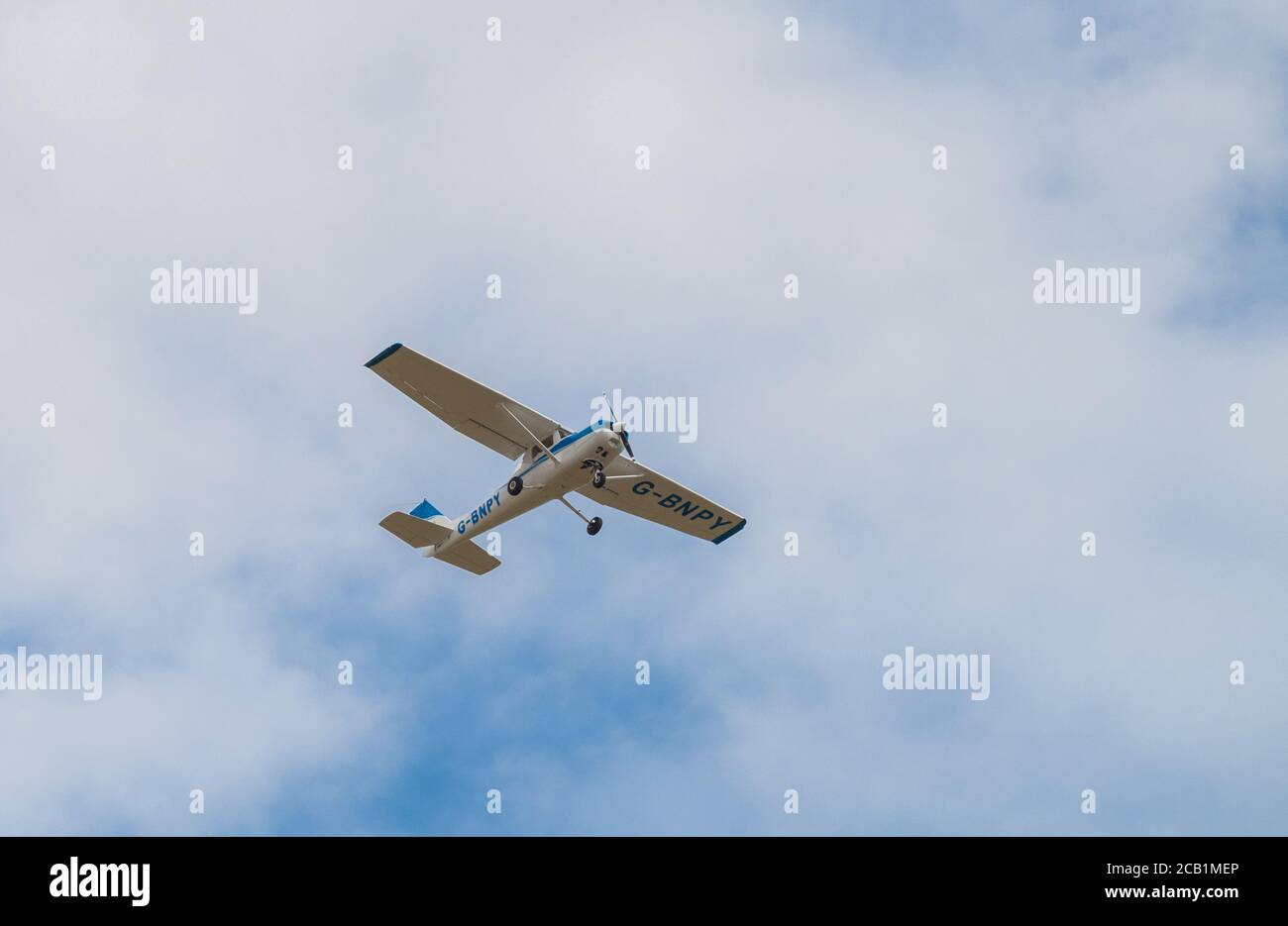 Cessna 150/152 (G-BNPY) Privatflugzeug, das auf den Flugplatz Gamston bei Retford, Nottinghamshire, England fliegt. Stockfoto