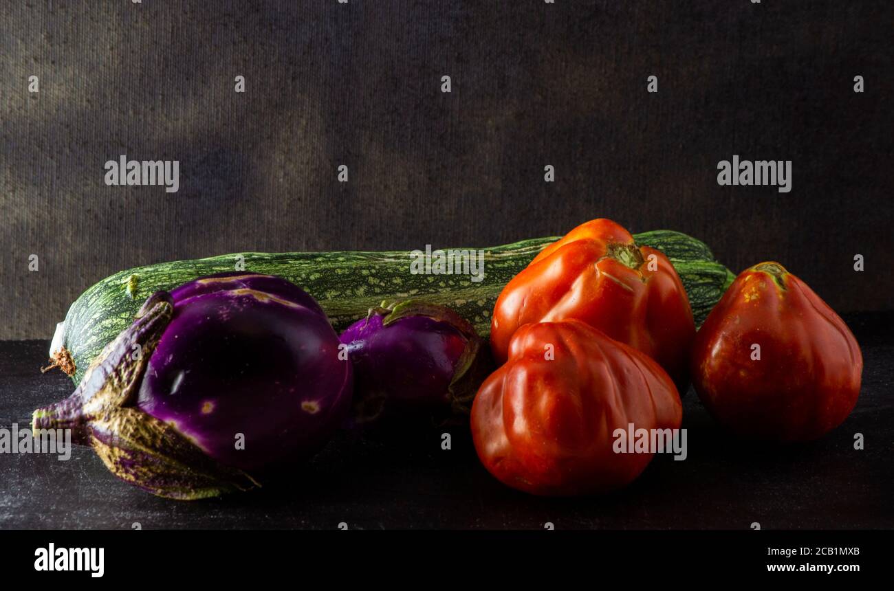 Bio Food Gemüse auf schwarzem Hintergrund. Konzept für natürlichen Lebensstil, gesundes Essen, vegane Philosophie, km0 Essen Stockfoto