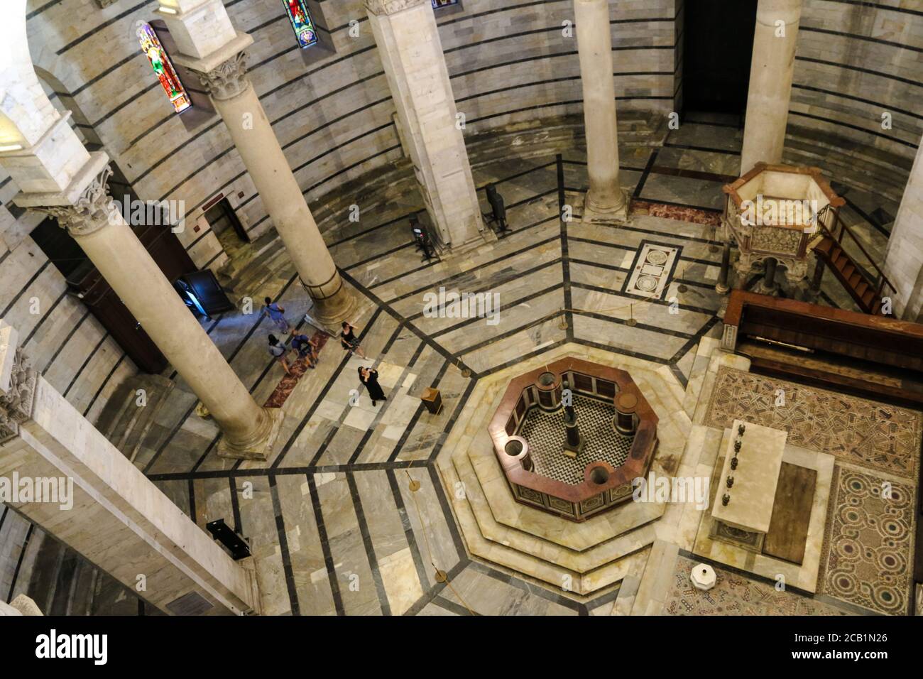 Luftaufnahme im Inneren des berühmten Baptisterium San Giovanni in Pisa mit dem achteckigen Taufbecken in der Mitte und der Kanzel, von Nicola... Stockfoto