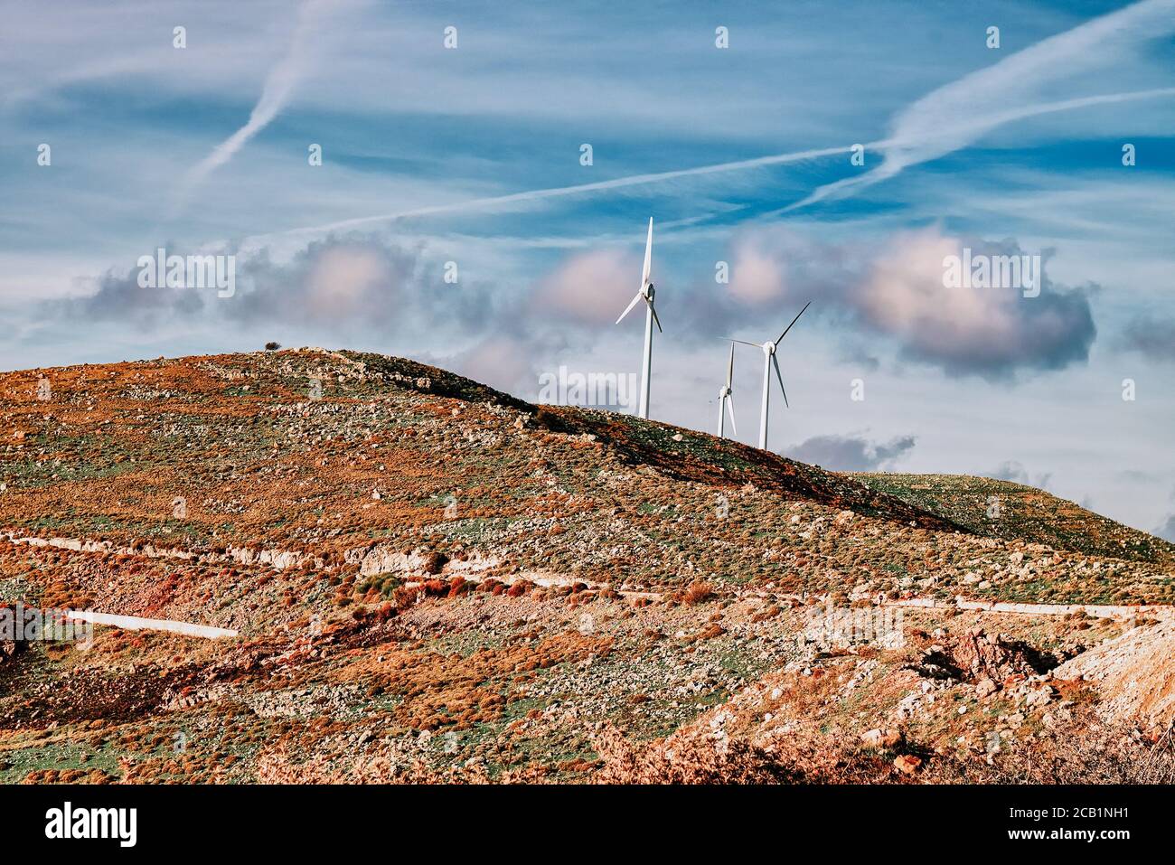 Windgeneratoren stehen auf dem Hügel gegen den Himmel. Windmühle Farm. Stockfoto
