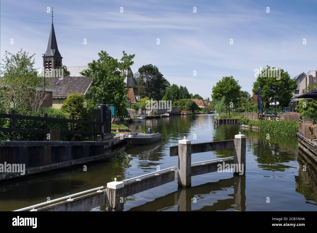 Blick von der Zugbrücke auf das Dorf Heeg in Friesland, Niederlande mit der St.-Joseph-Kirche Stockfoto