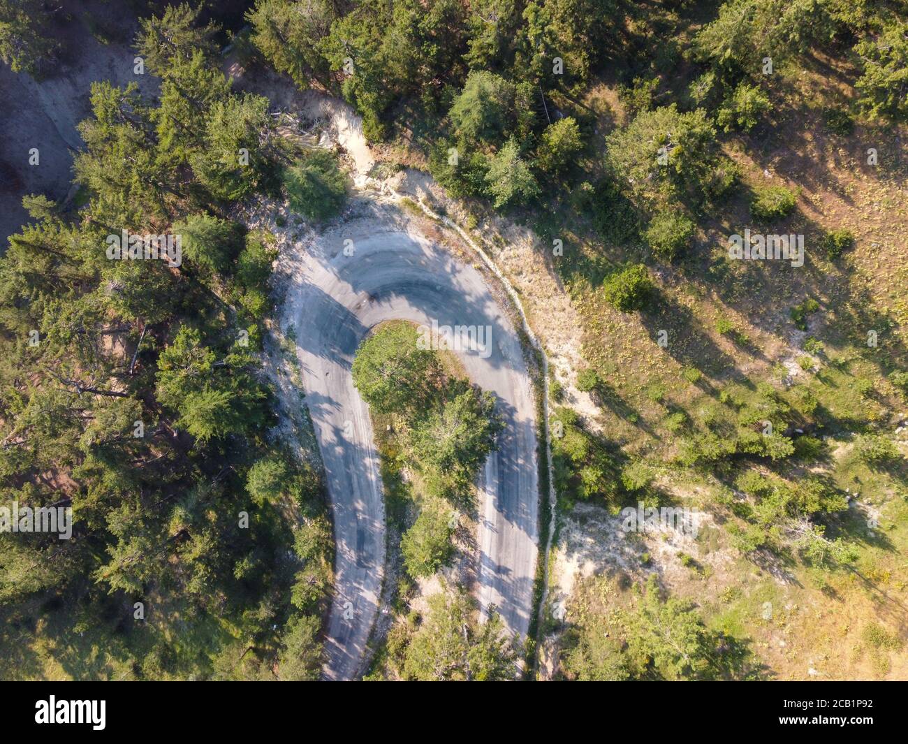 Luftdrohne Ansicht von U Turn Road Curve im Wald. Stockfoto