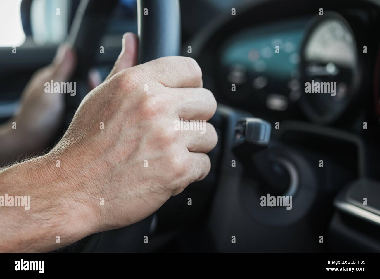Fahrer Hält Am Lenkrad Des Fahrzeugs Und Nahaufnahme Des Fahrzeugs Fest. Stockfoto