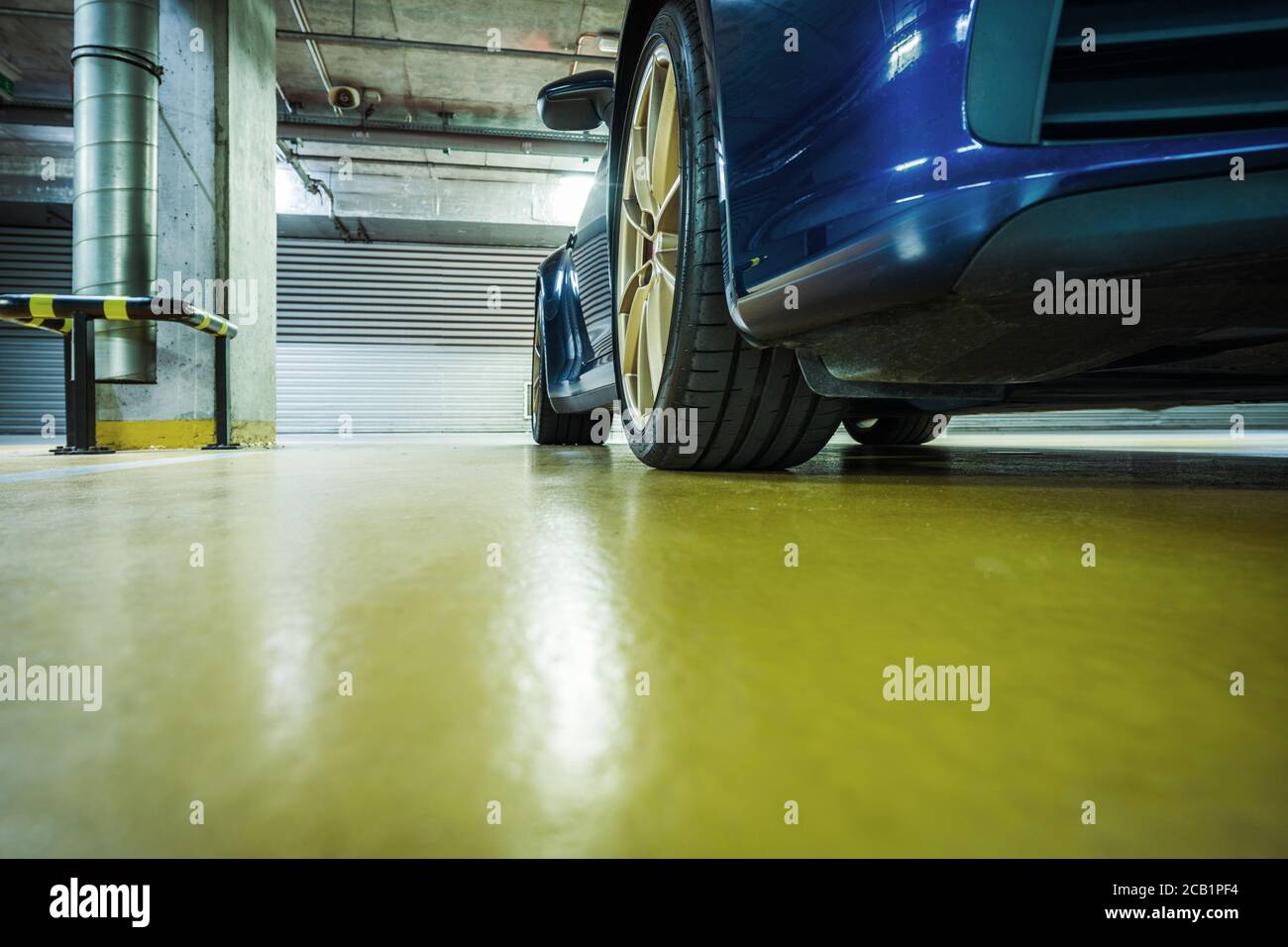 Modernes Luxusauto Geparkt Innerhalb Der Fast Leeren Tiefgarage Garage. Stockfoto