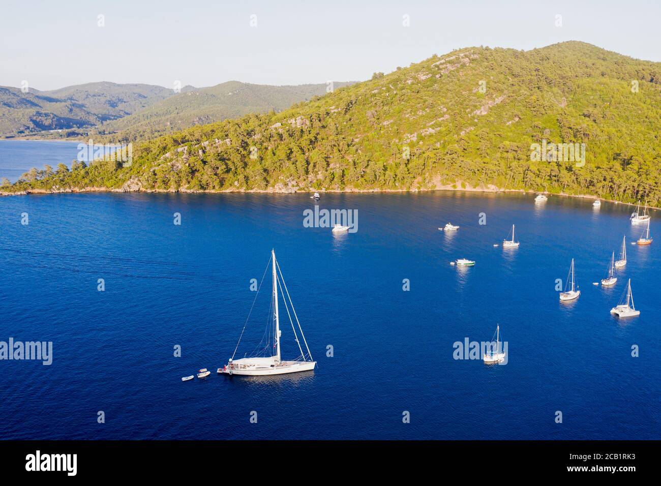 Luftaufnahme der Karacasogut Bucht mit verankerten Booten, Gokova Bay Special Umwelt Schutzgebiet Mugla Türkei Stockfoto