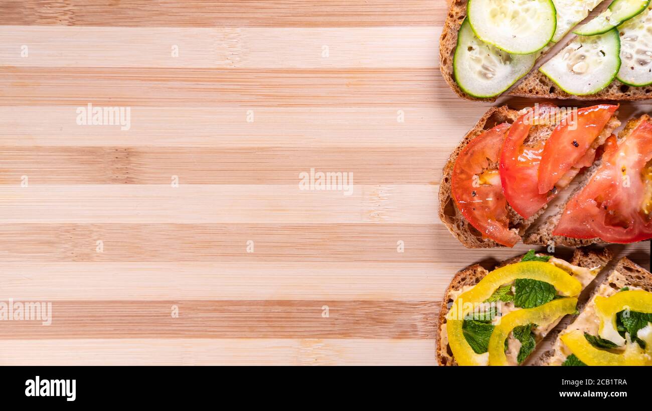 Pflanze basierte snadwiches auf einem Schneidebrett, Draufsicht und Kopierraum. Veganes Mittagessen, vegetarische Snacks, gesunde Ernährung Option Stockfoto